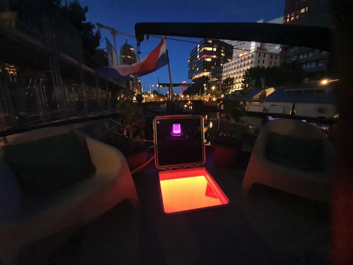 De Coaster & Aquarium Ponton Hotel Rotterdam Botel