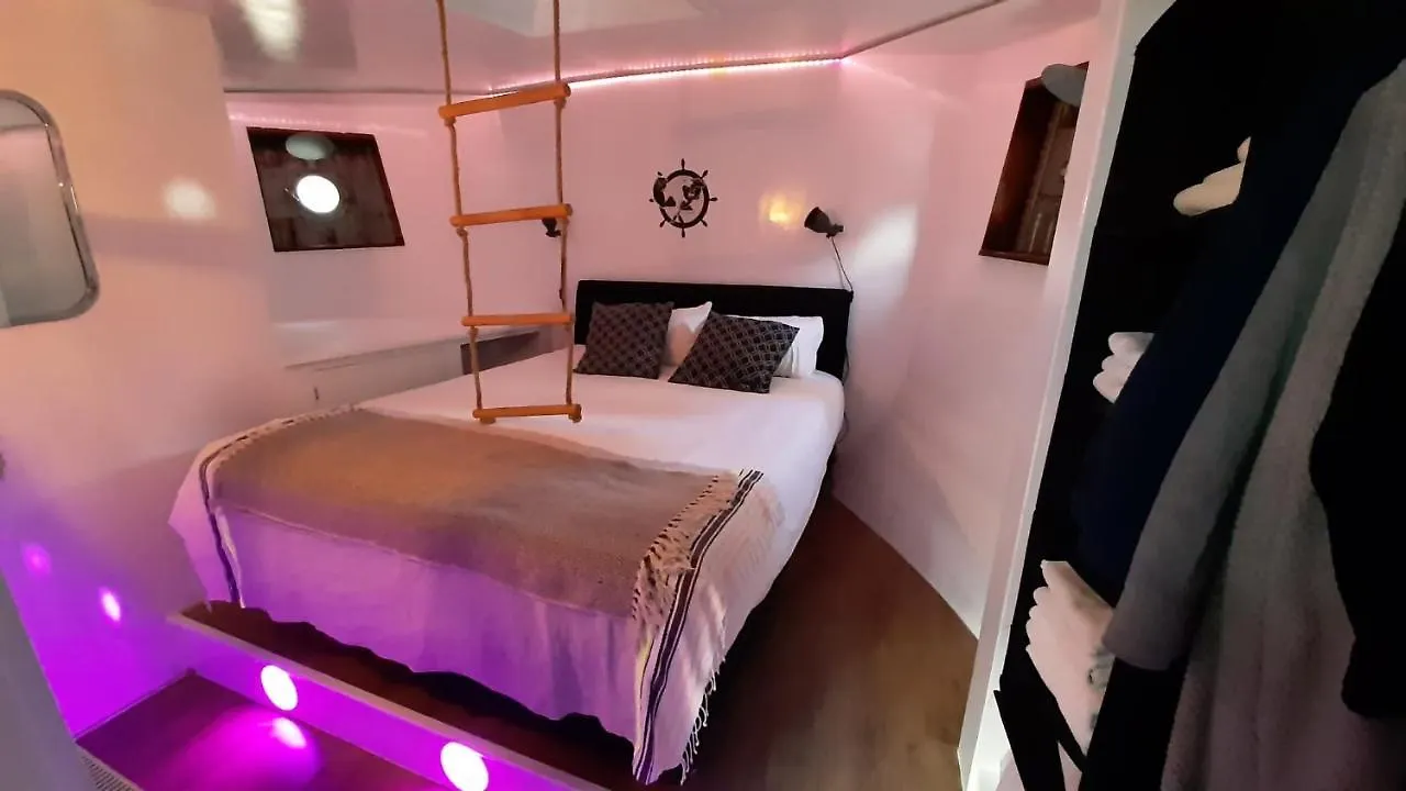 Botel Hotel De Coaster & Aquarium Ponton Rotterdam Paesi Bassi