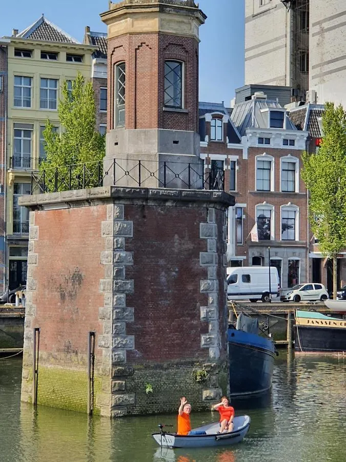 Hotel De Coaster & Aquarium Ponton à Rotterdam Bateau-hôtel